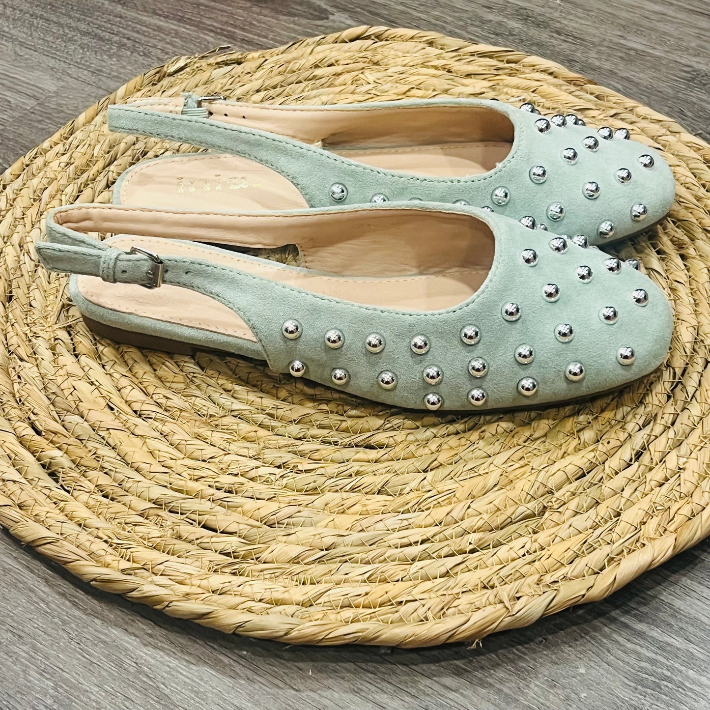 Zapato plano tachuelas