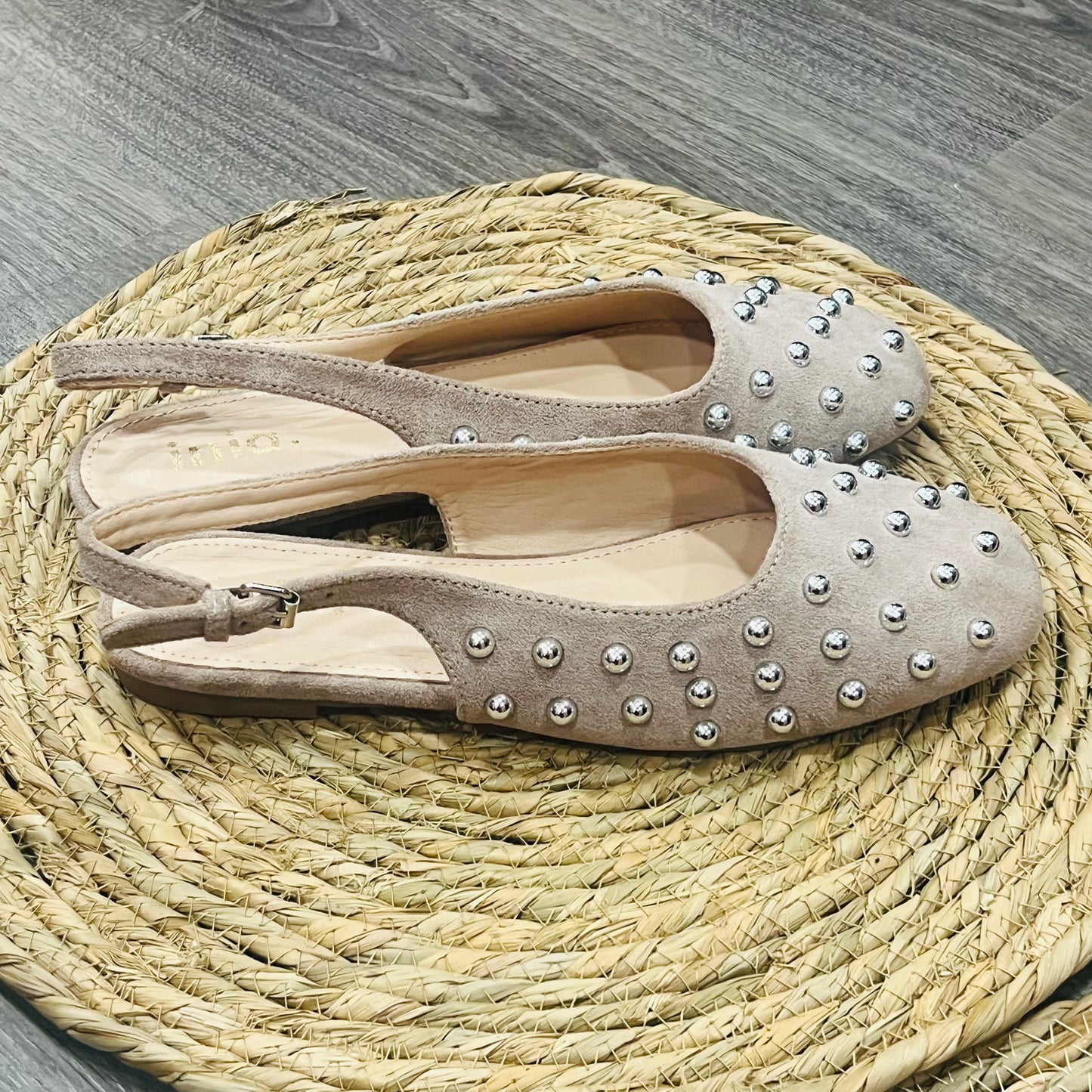 Zapato plano tachuelas
