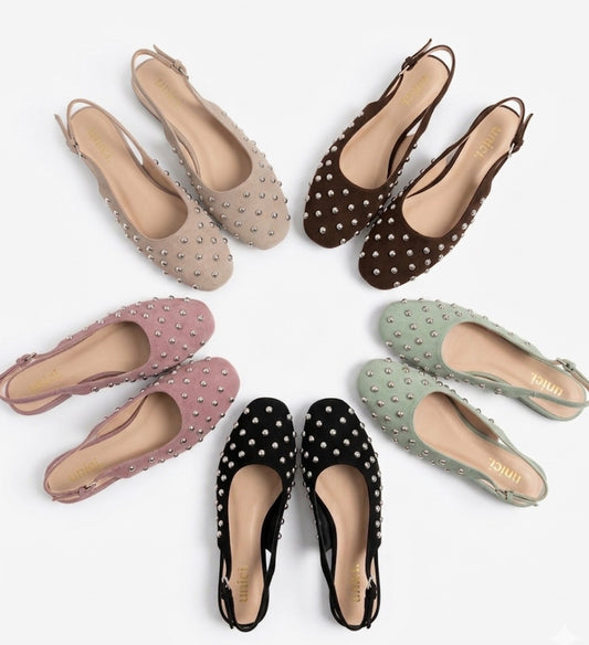Zapato plano tachuelas